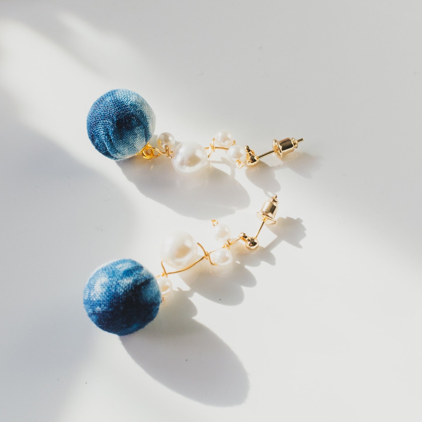 Handmade tie-dye 14K gold pearl stud earrings
